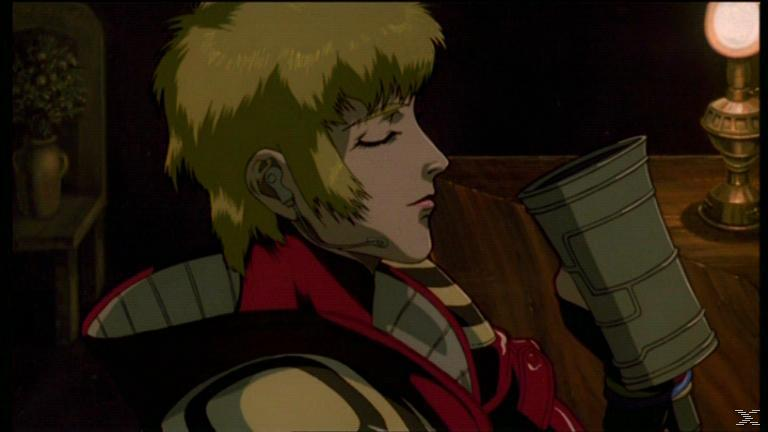 Anime-Figur mit geschlossenen Augen, die ein zylindrisches Objekt hält. Blondes Haar, rote und schwarze Kleidung. Eine Lampe und Vase sind im Hintergrund.
