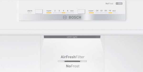 Beyaz buzdolabı kontrol paneli, alarm, süper, numaralar, Bosch logosu, LED ışık, AirFreshFilter ve NoFrost etiketleriyle.