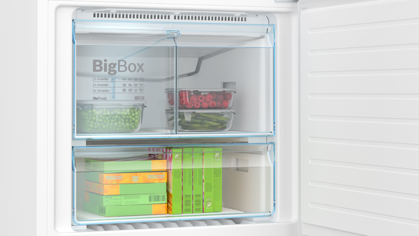 BigBox etiketli açık dondurucu, bezelye, ahududu, taze fasulye ve dondurulmuş gıda kutuları içerir.