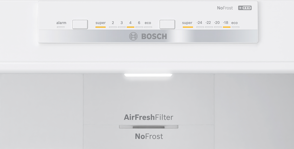 Beyaz bir buzdolabı içi, düğmeler ve sıcaklık ayarları olan bir kontrol paneli ve bir Bosch logosu.