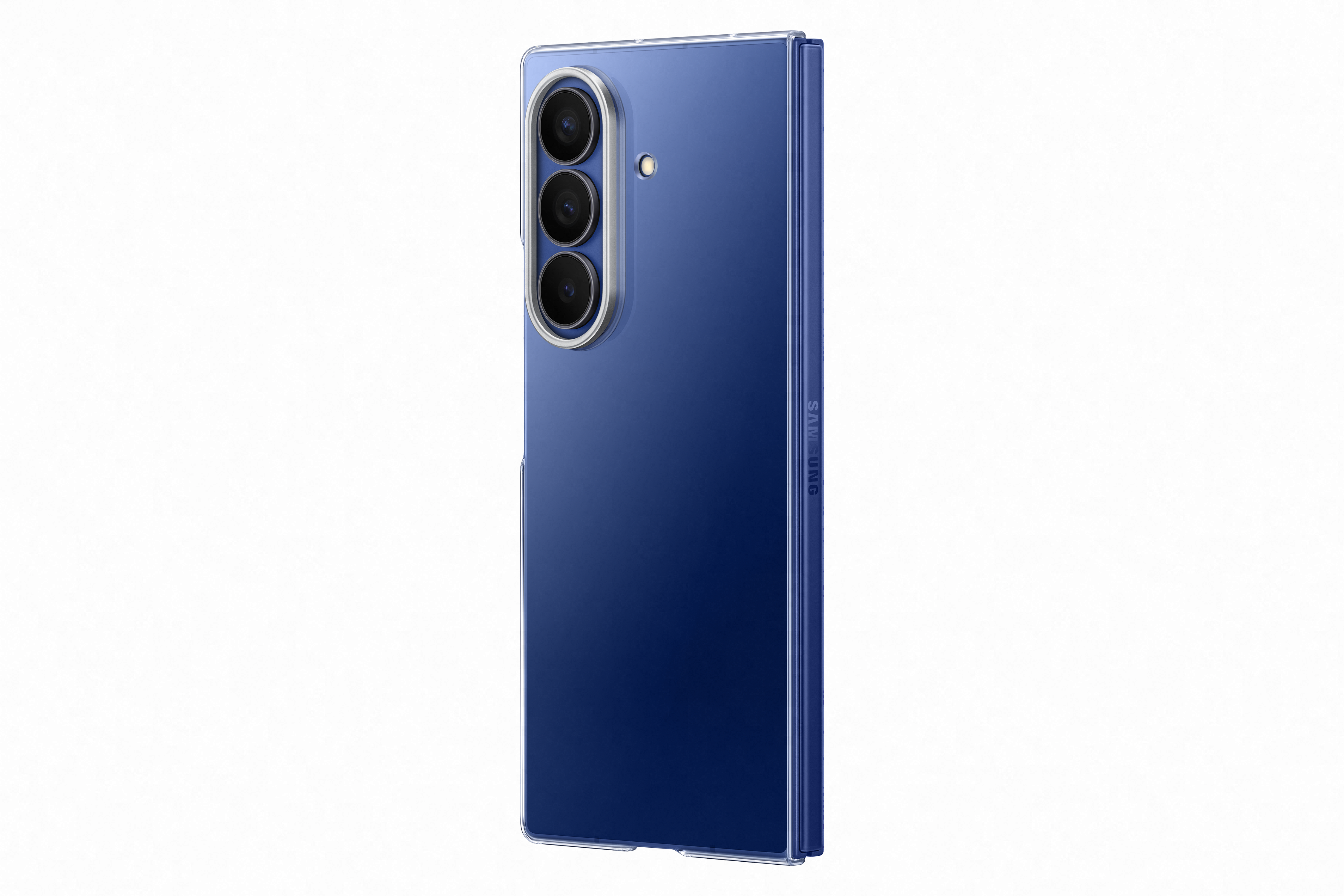 Ein blaues Smartphone mit drei Kameras vor weißem Hintergrund. Das Telefon befindet sich in einer transparenten Hülle.