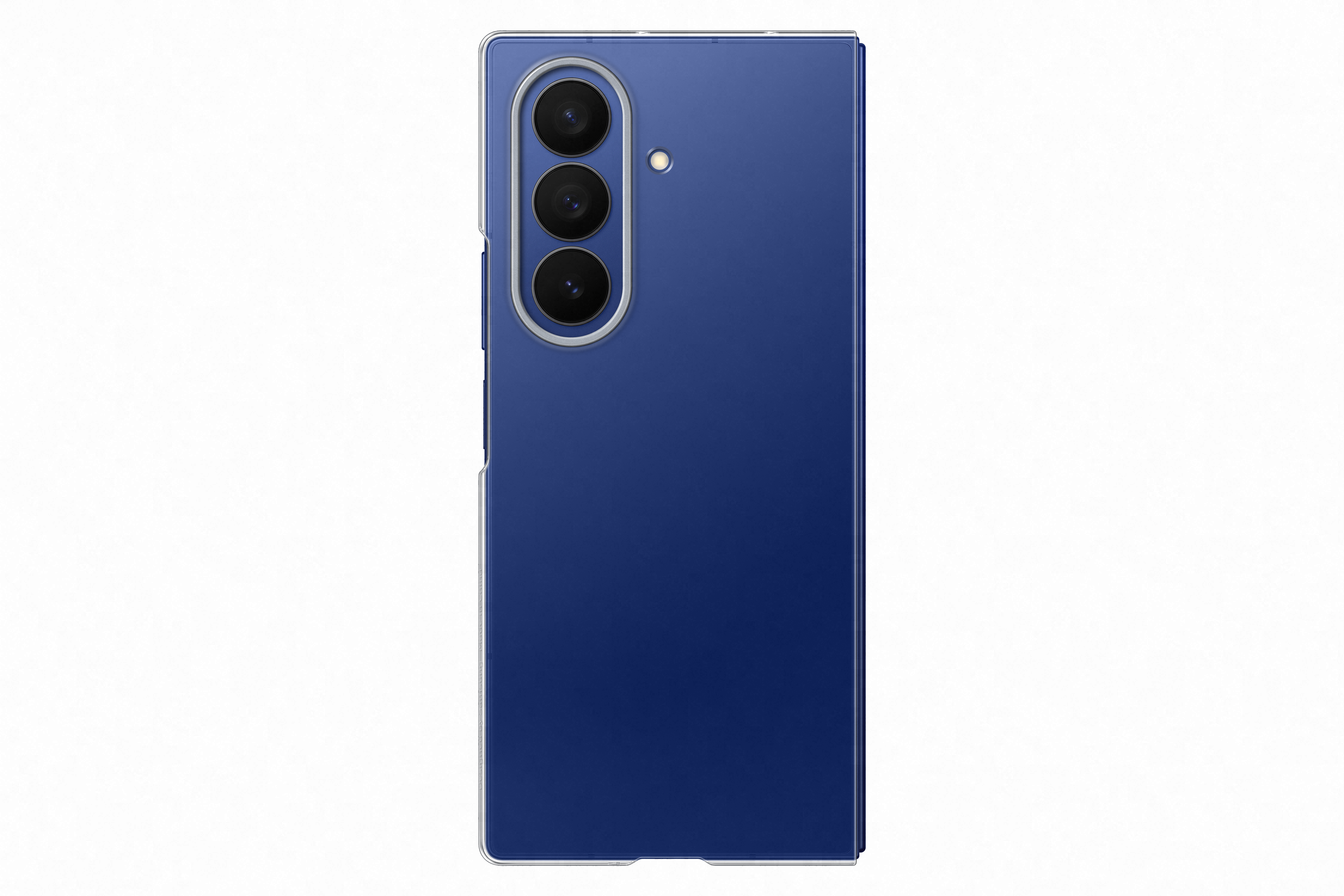 Rückseite eines blauen Smartphones mit drei Kameras in einer vertikalen Reihe. Der Hintergrund ist weiß.