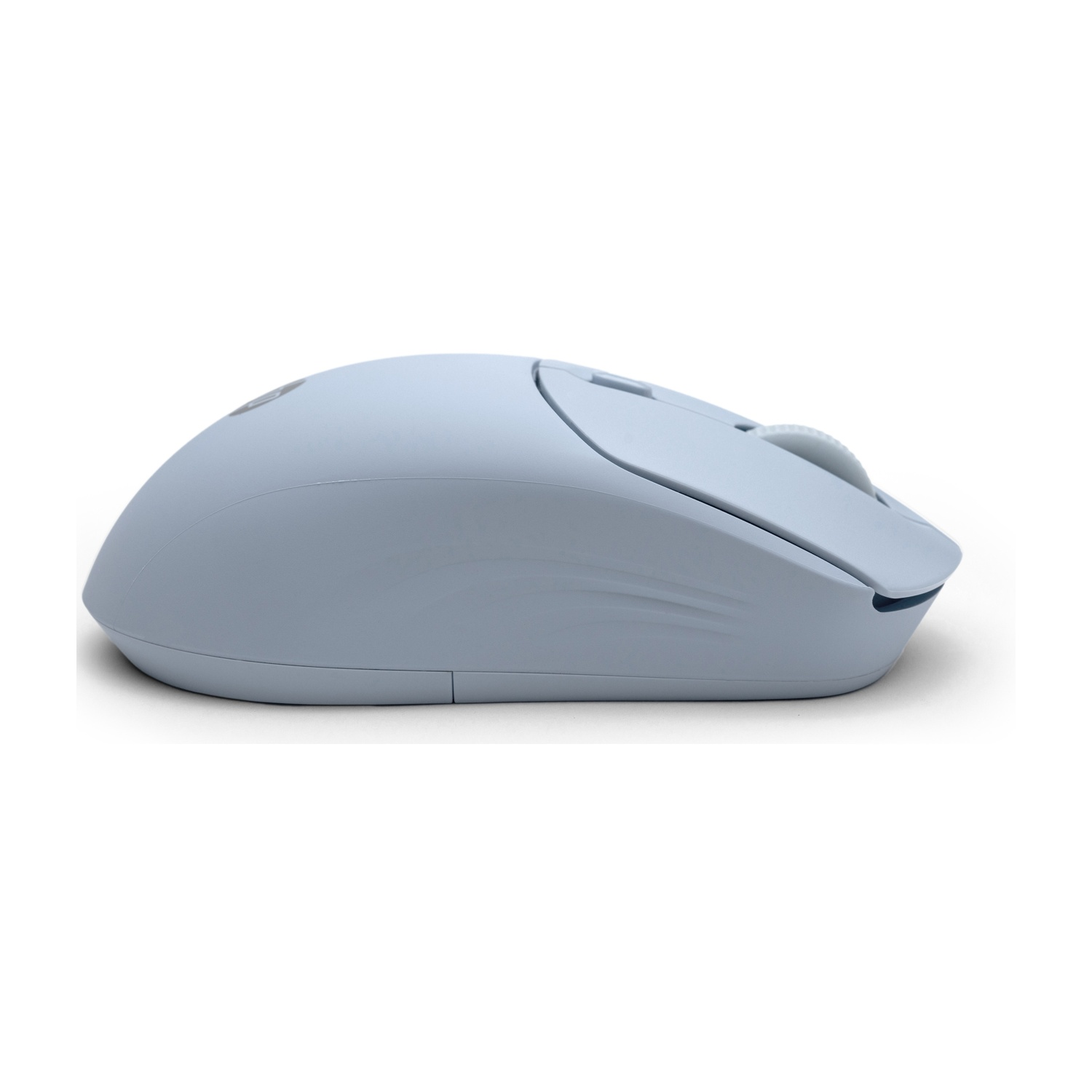 Un mouse per computer azzurro chiaro su una superficie bianca. Ha una rotella di scorrimento e un design curvo. Lo sfondo è bianco.