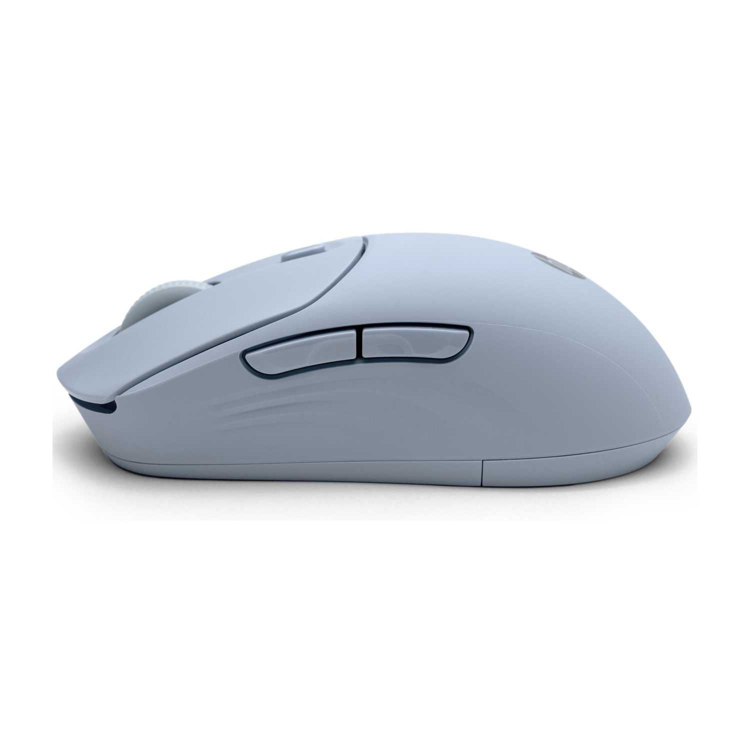 Un mouse per computer wireless azzurro chiaro con una rotella di scorrimento e due pulsanti laterali, su sfondo bianco.