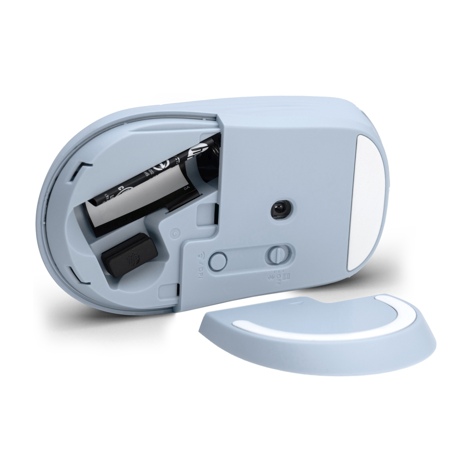 Un mouse per computer azzurro con lo scomparto batterie aperto, che rivela una batteria. Il coperchio è staccato.