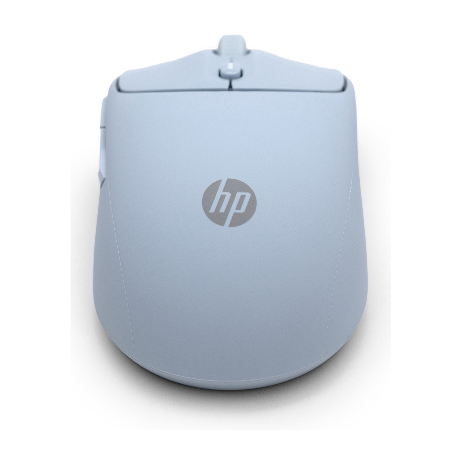 Un mouse wireless HP azzurro chiaro su sfondo bianco. Il logo HP è al centro. Il mouse ha una rotella di scorrimento e pulsanti.