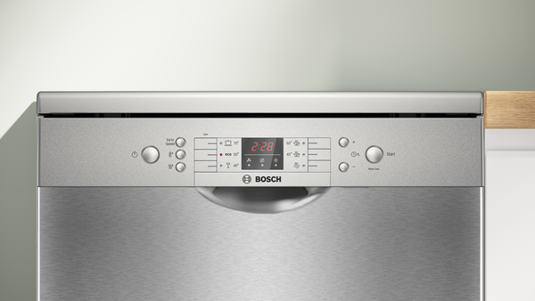 Bir Bosch bulaşık makinesinin yakın çekimi. Kontrol paneli, dijital bir zamanlayıcı ve ayarlar için çeşitli düğmeler gösterir.
