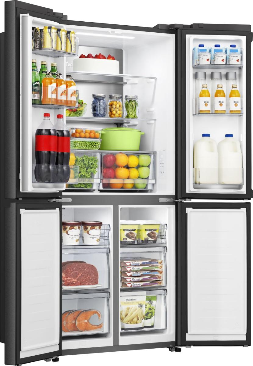 Offener Kühlschrank voller Lebensmittel. Enthält Getränke, Obst, Gemüse, Eiscreme und Fleisch. Verschiedene Artikel sind ordentlich angeordnet.