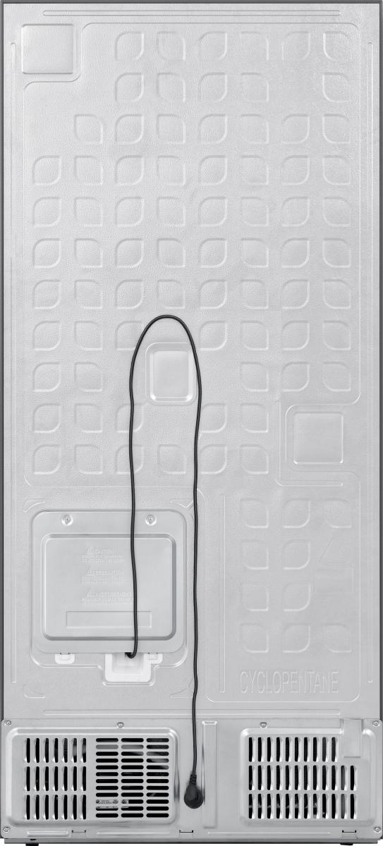 Rückseite eines Kühlschranks. Es hat eine strukturierte Oberfläche, ein schwarzes Kabel, Lüftungsschlitze und Warnhinweise.
