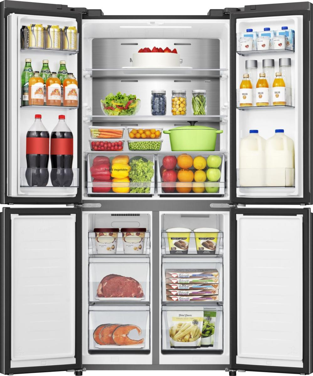 Offener Kühlschrank mit Lebensmitteln: Getränke, Obst, Gemüse, Fleisch, Eiscreme und Tiefkühlgerichte. Artikel sind ordentlich angeordnet.