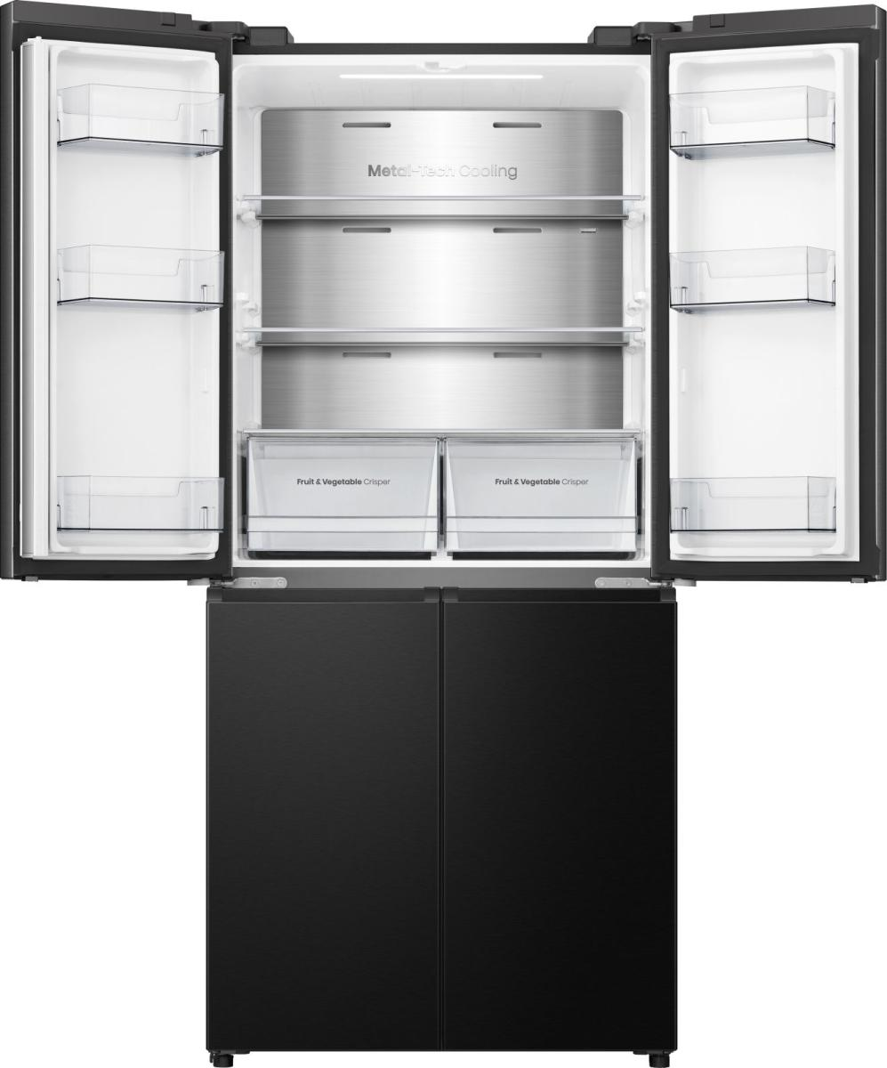 Offener schwarzer Kühlschrank mit vier Türen. Metal-Tech Cooling-Etikett sichtbar. Regale und Schubladen innen. Türen geöffnet.