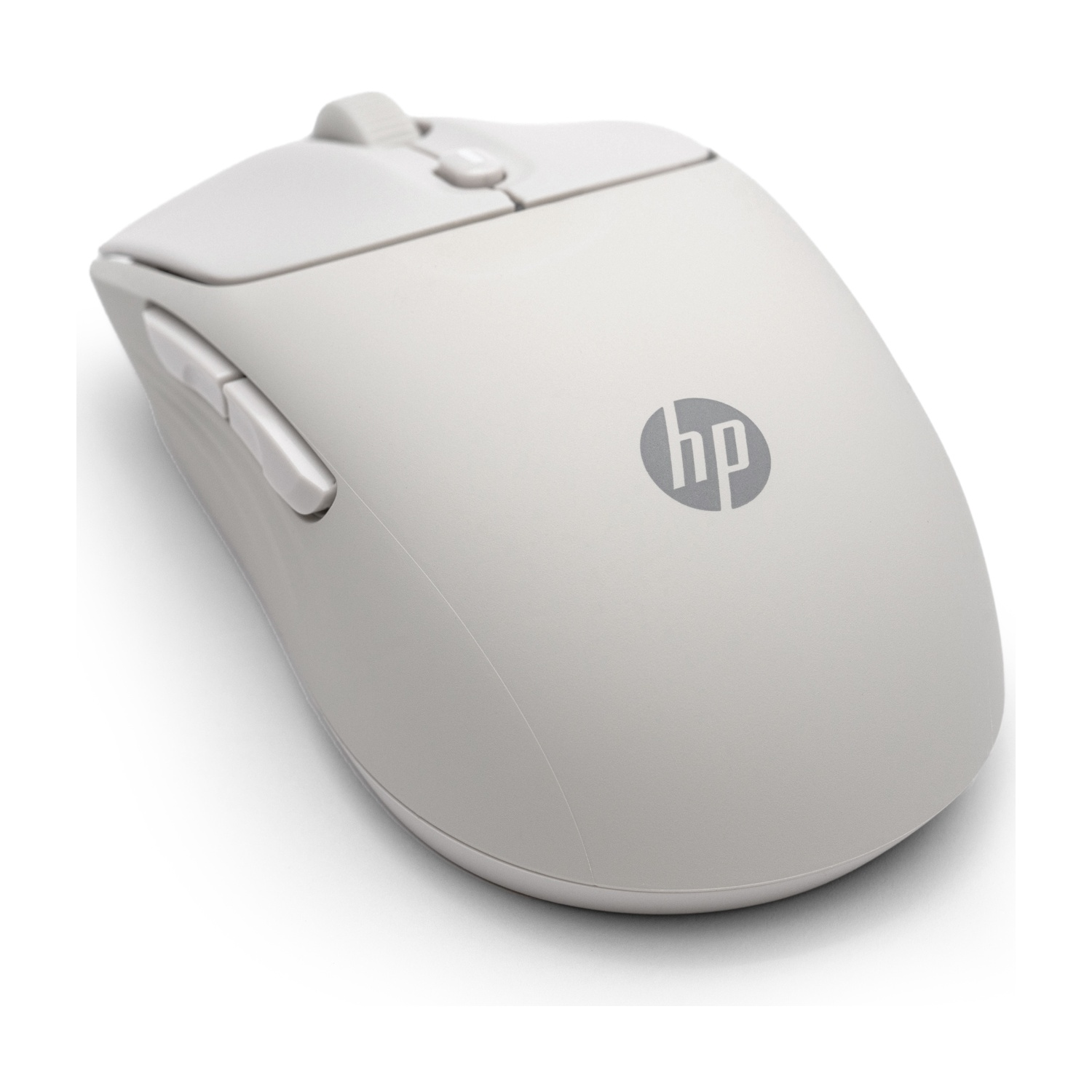 Un mouse wireless HP bianco. Ha una rotellina, pulsanti laterali e il logo HP. Il mouse è su una superficie bianca.
