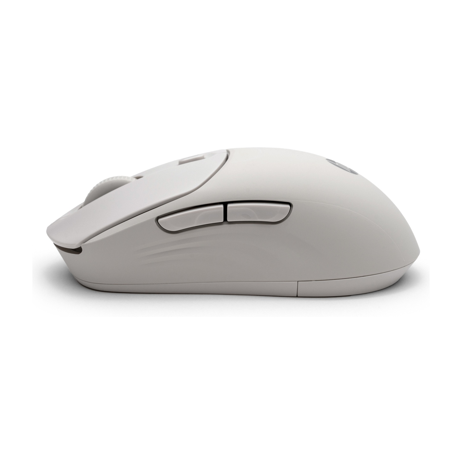 Un mouse per computer wireless bianco. Ha una rotella di scorrimento, due pulsanti laterali e un design elegante. Lo sfondo è bianco.
