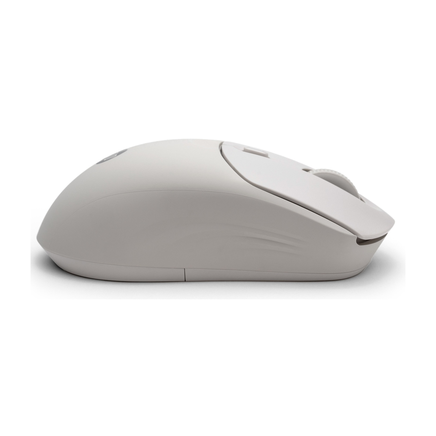 Un mouse per computer bianco è mostrato da una vista laterale. Ha una rotella di scorrimento e pulsanti. Lo sfondo è bianco.
