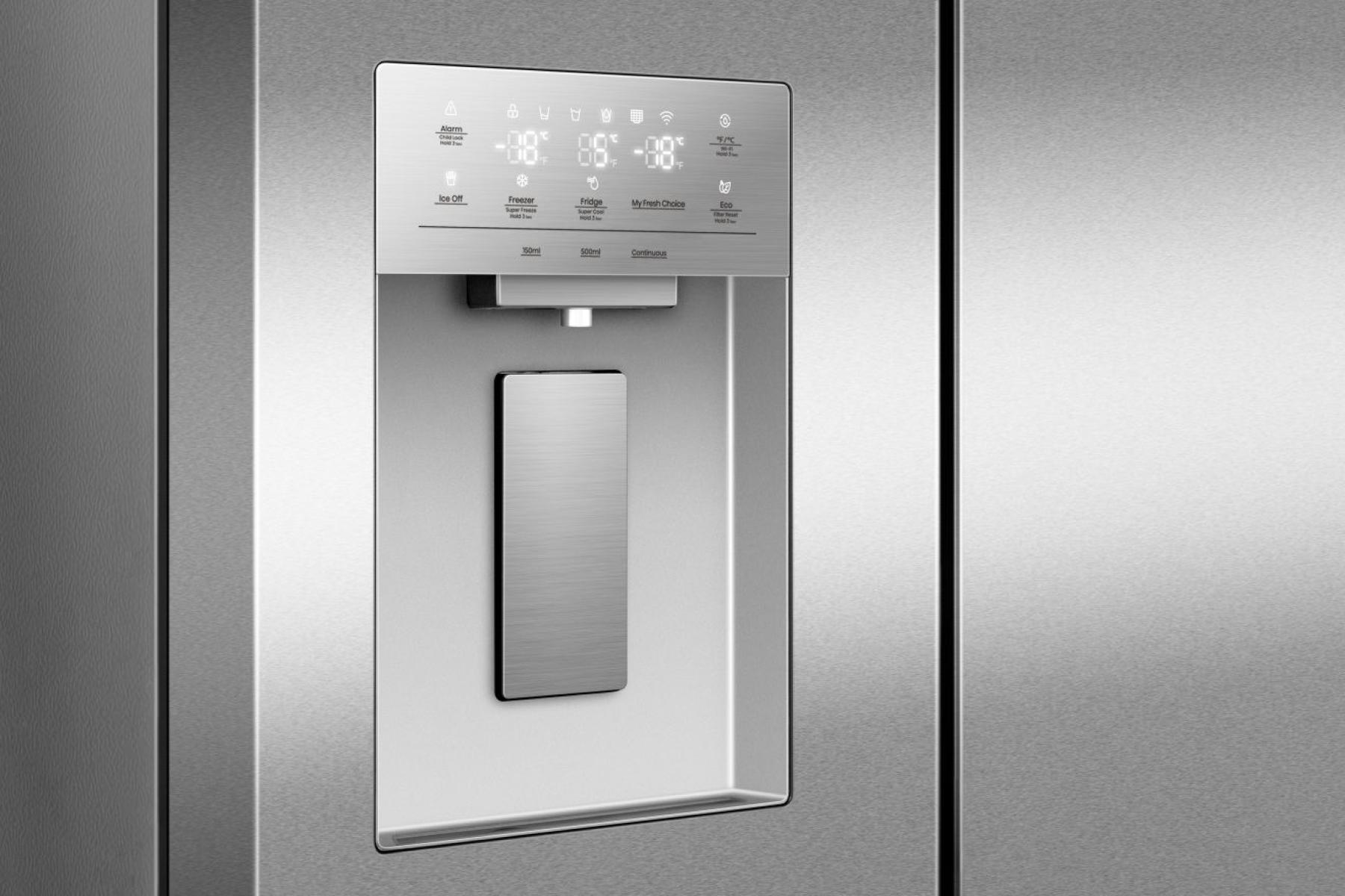 Edelstahl-Kühlschrank-Detail. Bedienfeld zeigt Einstellungen an. Spender mit rechteckiger Platte. Grauer Hintergrund.