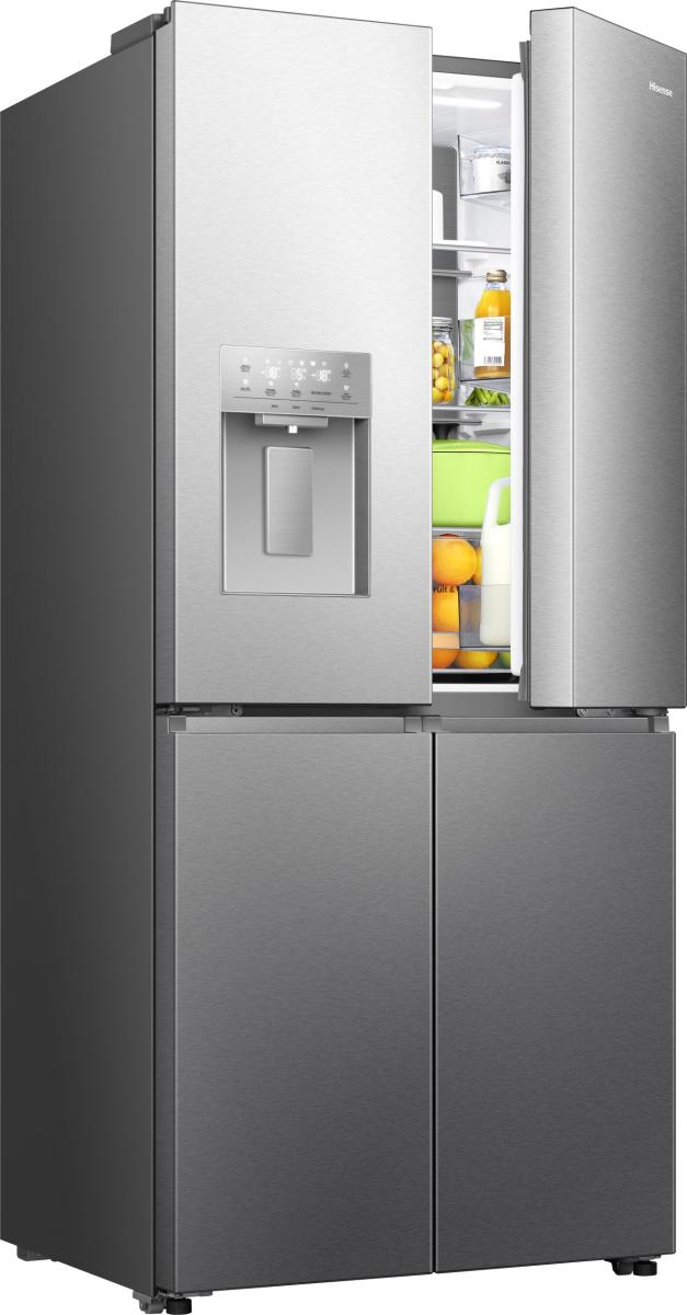 Ein Edelstahlkühlschrank mit einer geöffneten Tür, die Regale mit Lebensmitteln zeigt, darunter Saft, Obst und Milch.