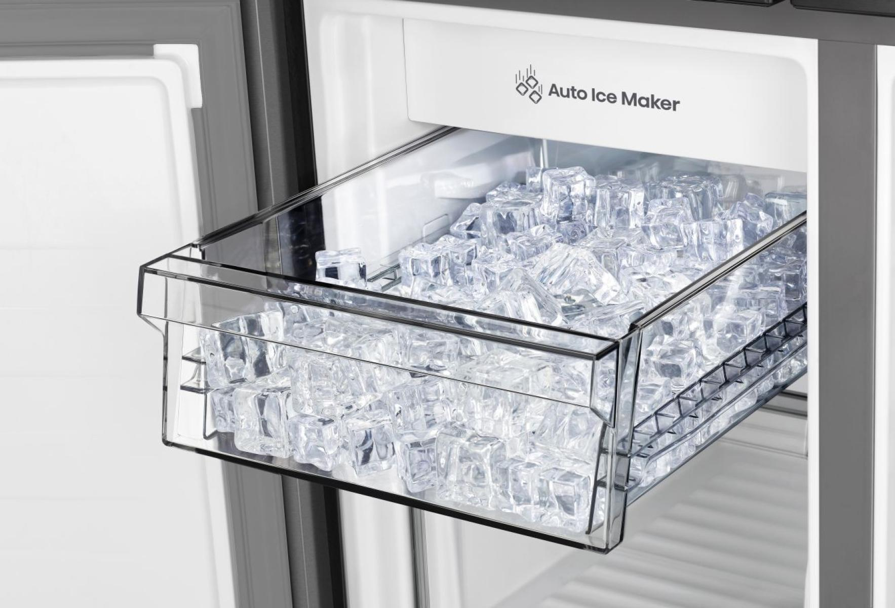 Ein Eisbereiter im Kühlschrank mit einem durchsichtigen Behälter voller Eiswürfel.  'Auto Ice Maker' ist darüber gedruckt.