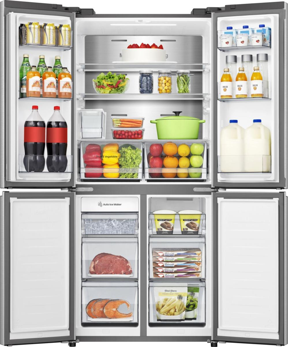 Offener Kühlschrank mit Getränken, Obst, Gemüse und Tiefkühlkost. Enthält Milch, Saft und einen Kuchen. Verschiedene Fächer.