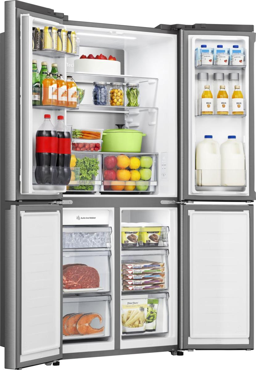 Offener Kühlschrank voller Lebensmittel: Getränke, Obst, Gemüse, Fleisch und Eis. Verschiedene Behälter und Regale sind sichtbar.