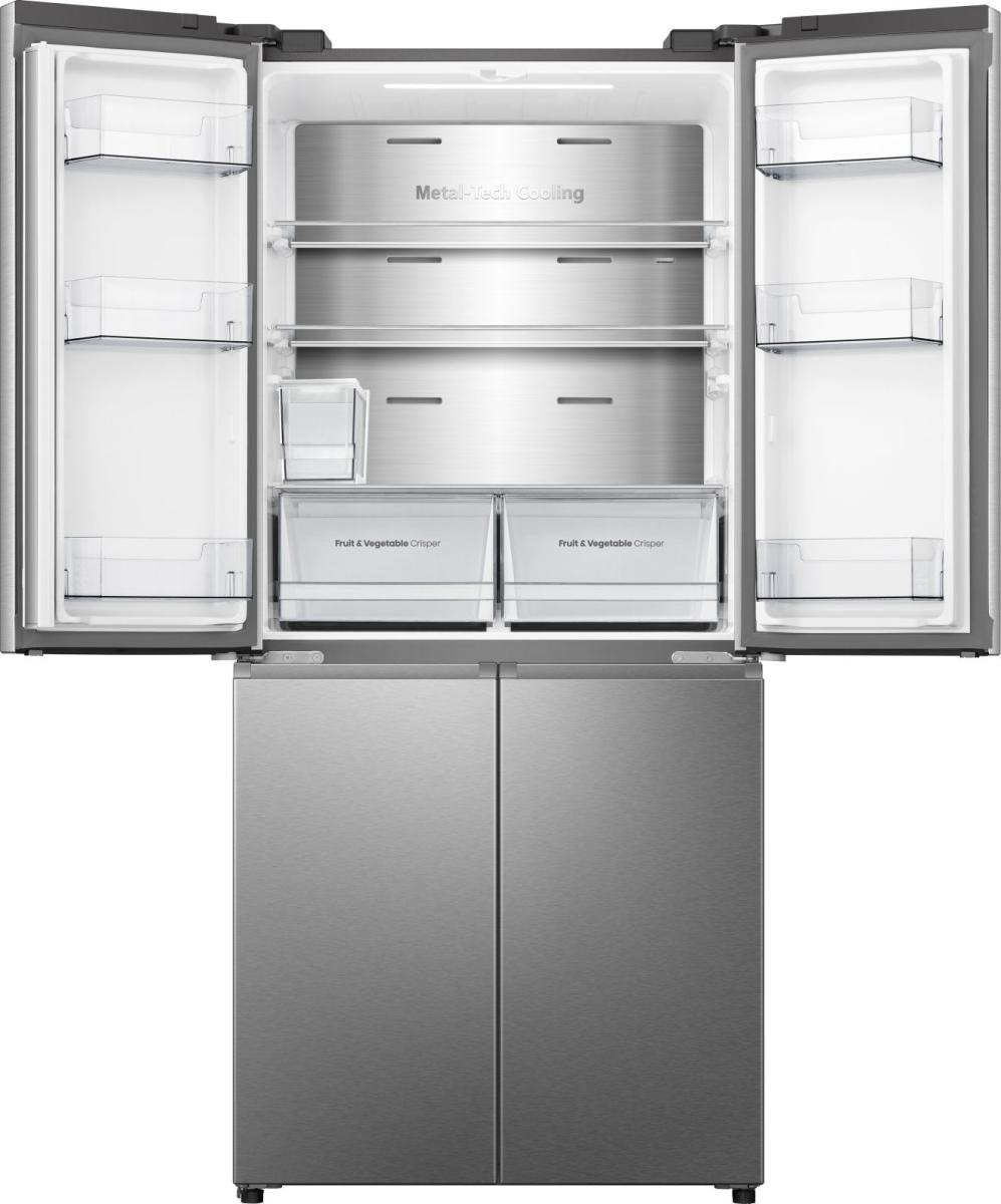 Offener Kühlschrank mit Innenansicht. Edelstahl-Außenseite, obere Türen offen mit Regalen, untere Türen geschlossen. Metal-Tech Cooling sichtbar.