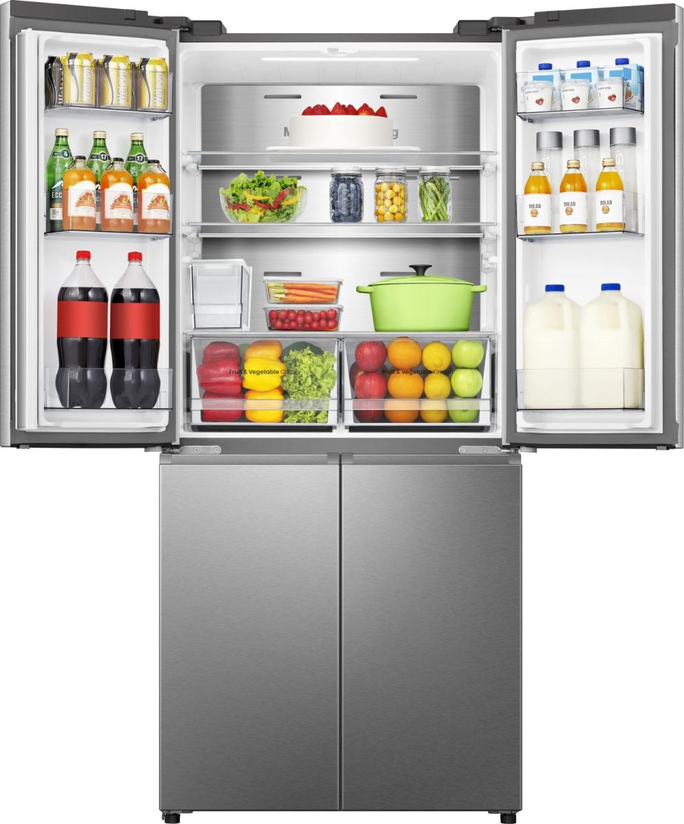 Offener Kühlschrank voller Lebensmittel: Getränke, Obst, Gemüse, Kuchen und Milchprodukte. Türen aus Edelstahl.