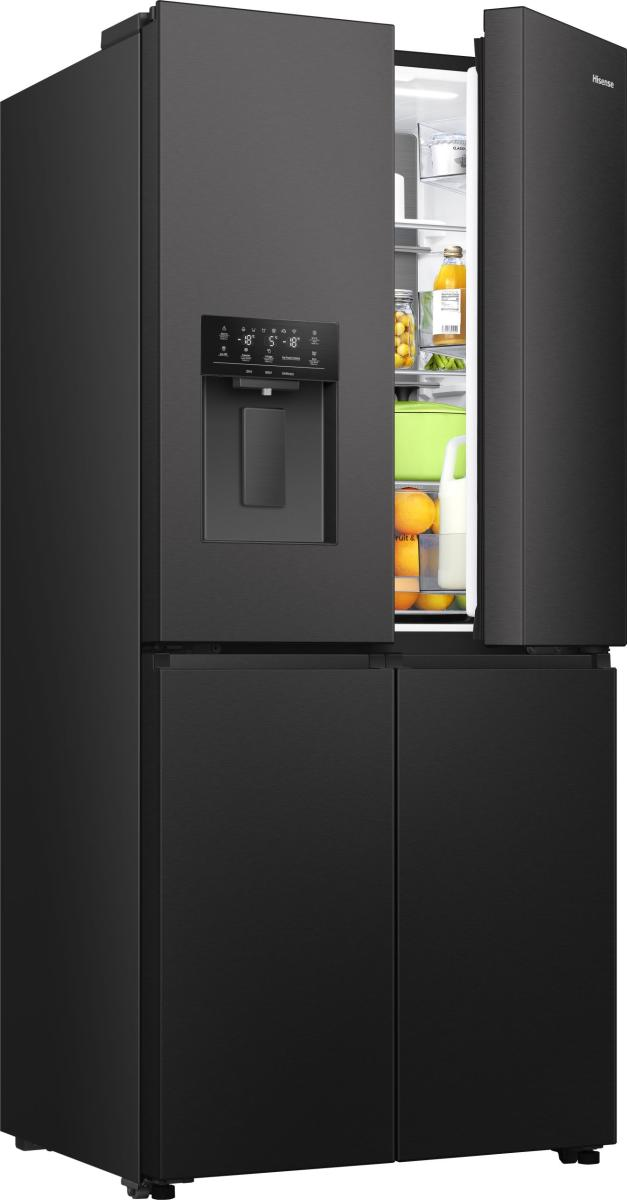 Schwarzer Hisense-Kühlschrank mit geöffneter Tür, der Obst, Gemüse und Saftflaschen zeigt. Hat einen Wasserspender und Temperaturanzeige.