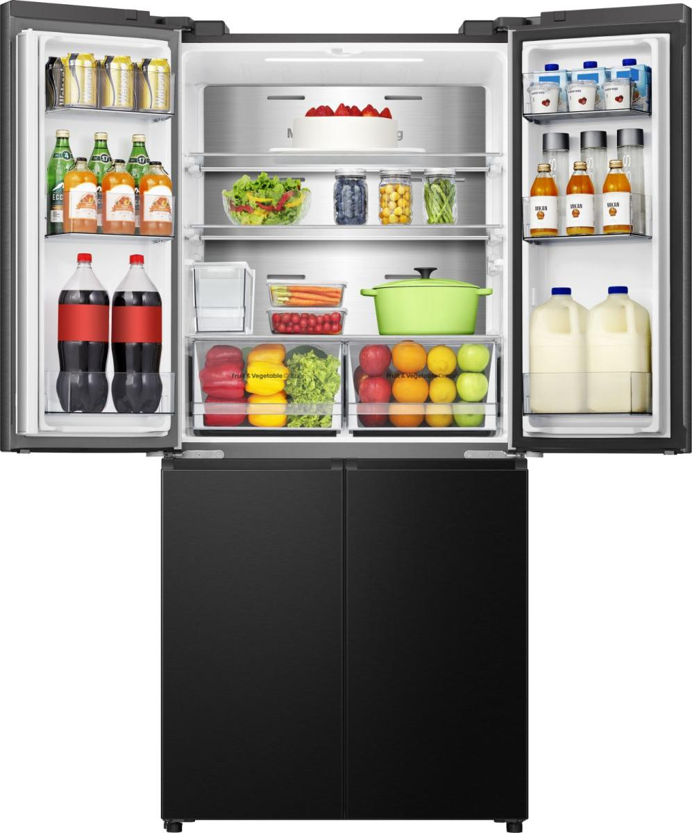 Offener Kühlschrank voller Lebensmittel: Getränke, Obst, Gemüse und Milchprodukte.