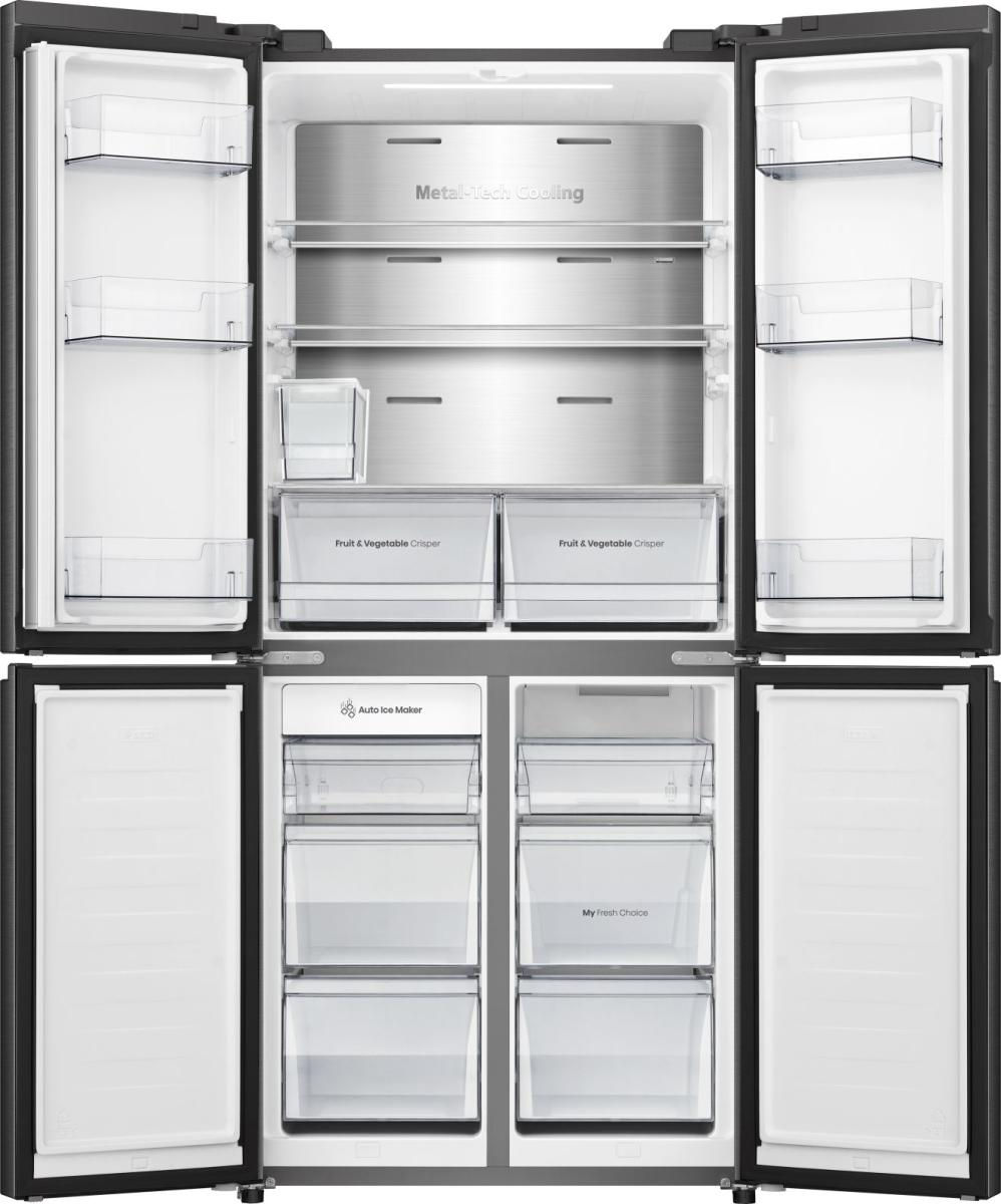 Offener schwarzer Kühlschrank mit mehreren Fächern. Innen befinden sich Regale, Schubladen und Aufschriften wie 'Metal-Tech Cooling' und 'Auto Ice Maker'.