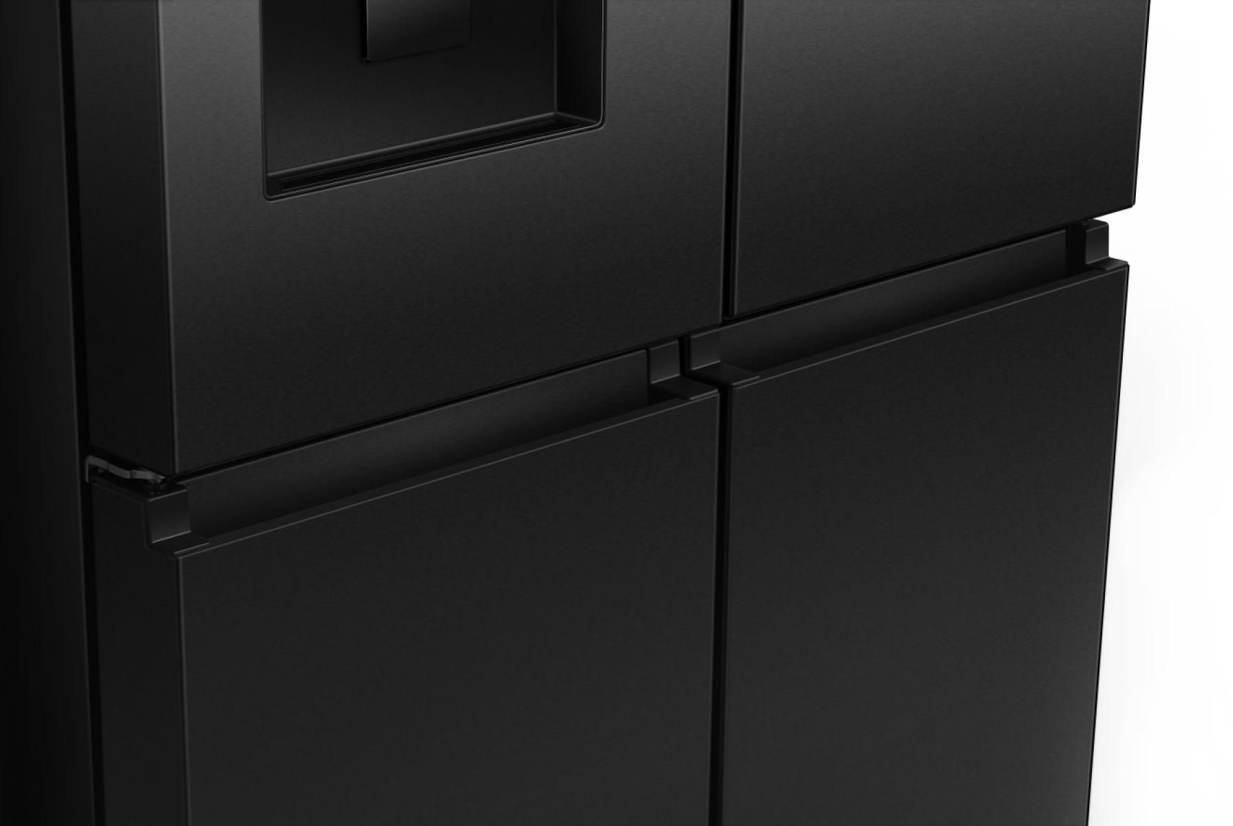 Nahaufnahme eines schwarzen Kühlschranks mit schlankem Design. Sichtbar sind Türen, Griffe und ein Wasserspender, alles in mattschwarzem Finish.