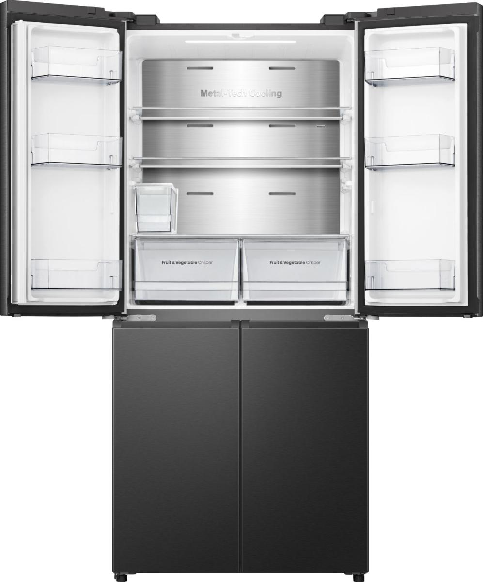 Offener schwarzer Kühlschrank. Obere Türen offen, Regale sichtbar. Innenraum mit 'Metal-Tech Cooling' gekennzeichnet. Untere Türen geschlossen.