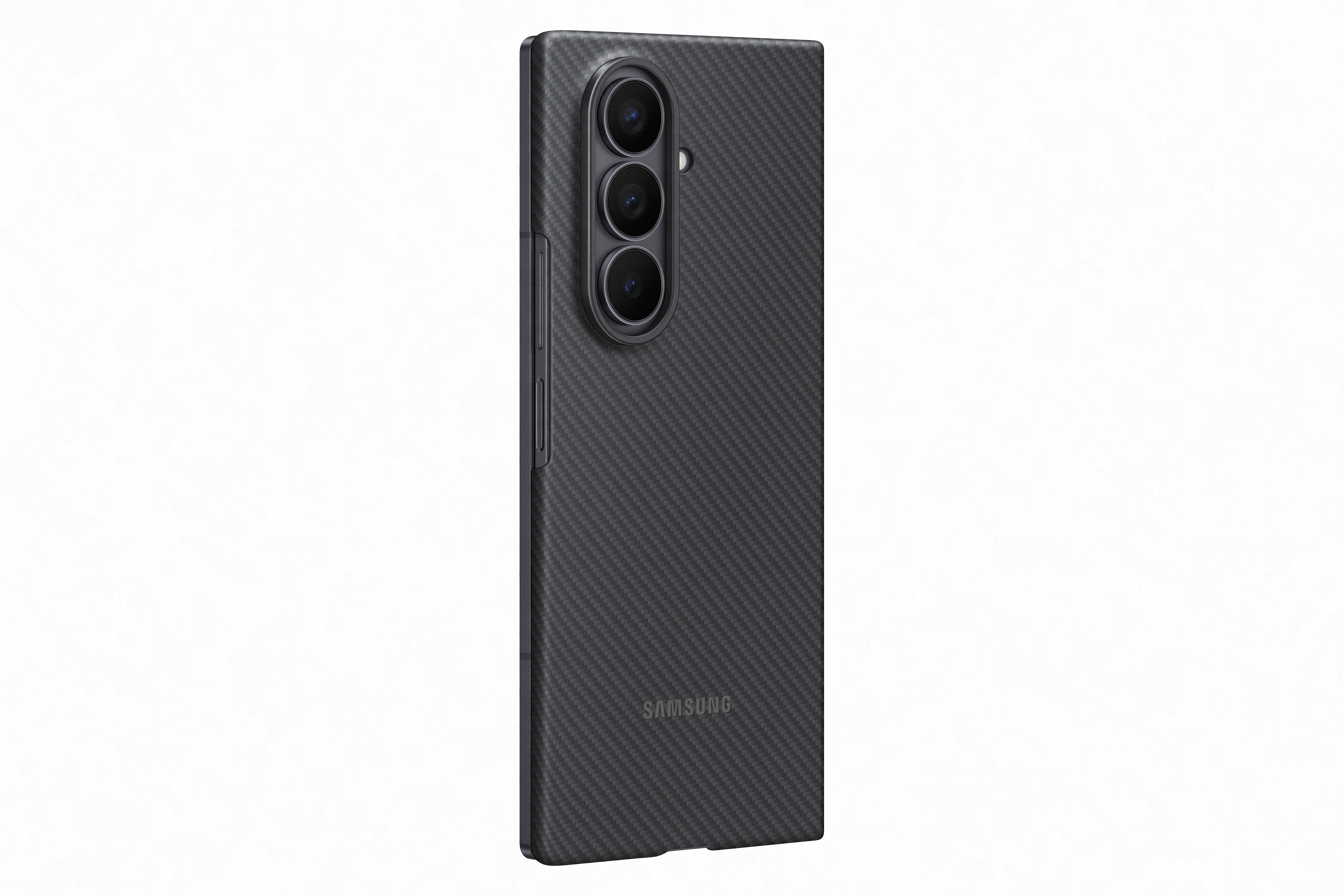 Eine dunkelgraue Handyhülle mit Karbonfaserstruktur, drei Kameralinsen und dem Samsung-Logo.