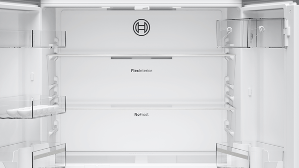 Beyaz bir buzdolabının içi. Raflar, bölmeler ve Bosch logosu bulunur. 'FlexInterior' ve 'NoFrost' kelimeleri görünür.