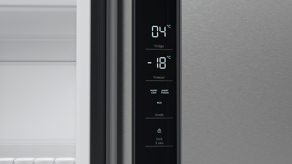 Bir buzdolabı ekranı, buzdolabı için 4°C ve dondurucu için -18°C gösterir. Düğmeler arasında süper soğutma, dondurma, eko, mod ve kilitleme bulunur.
