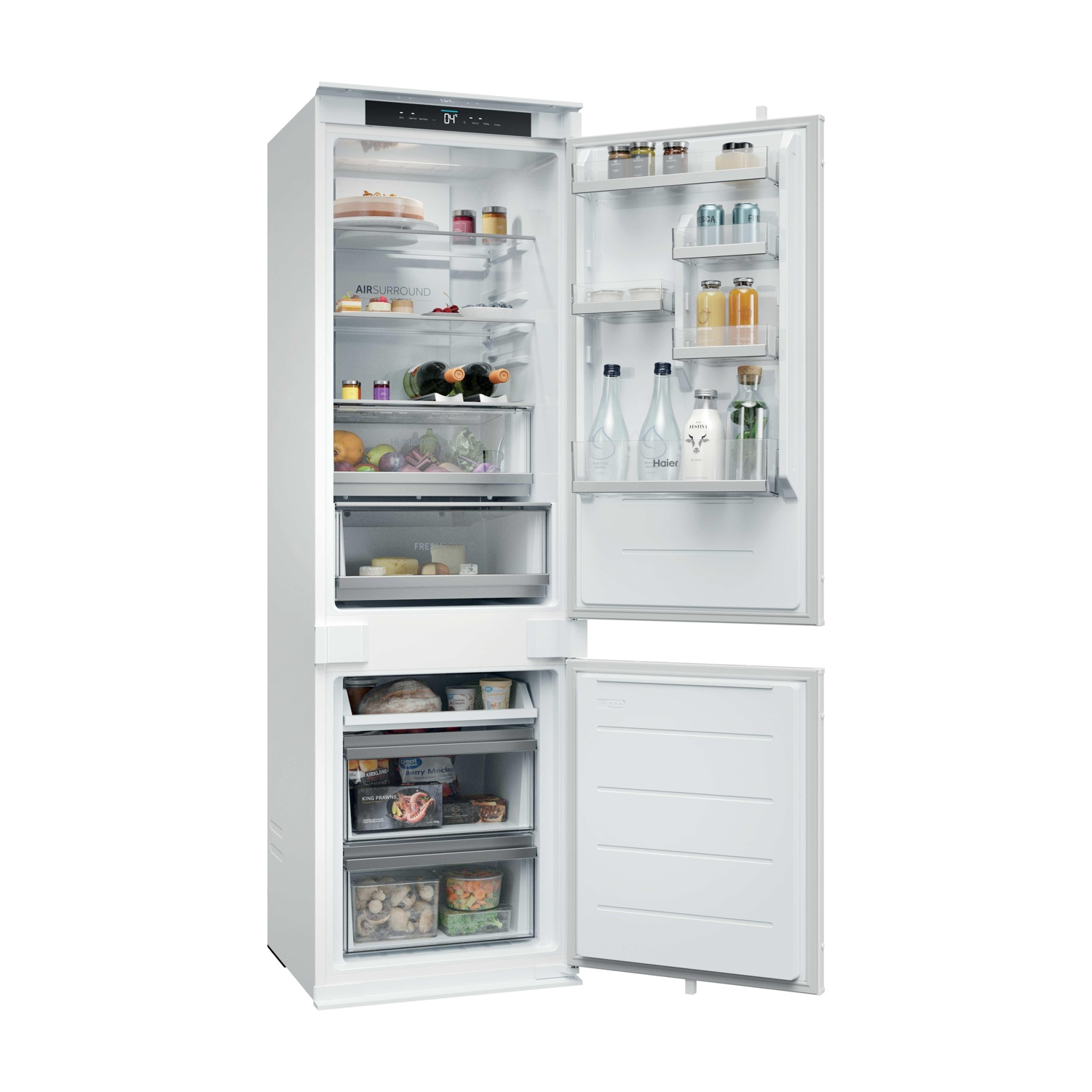 Frigorifero bianco, ante aperte, che rivelano il contenuto. Cibo, bottiglie e contenitori riempiono ripiani e cassetti. Display digitale in alto.