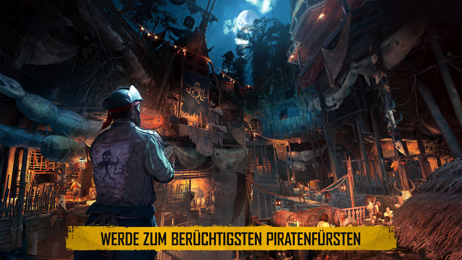 Ein Pirat mit Hut blickt nachts auf eine Piratenstadt. Gebäude, Banner und Menschen bevölkern die Szene unter einem hellen Mond.