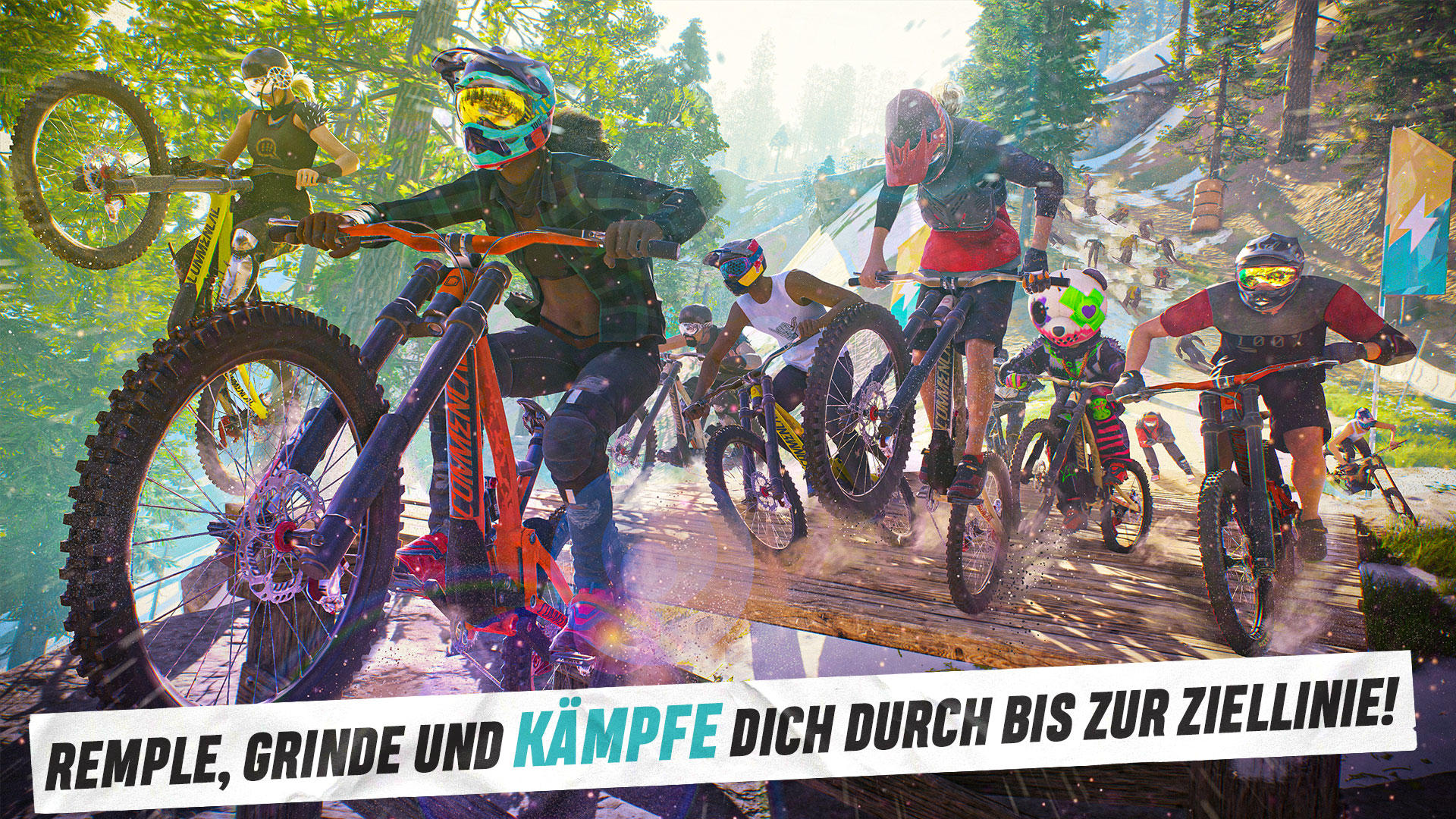 Mountainbiker fahren bergab. Fahrer tragen Helme und Schutzkleidung. Üppige grüne Bäume im Hintergrund.