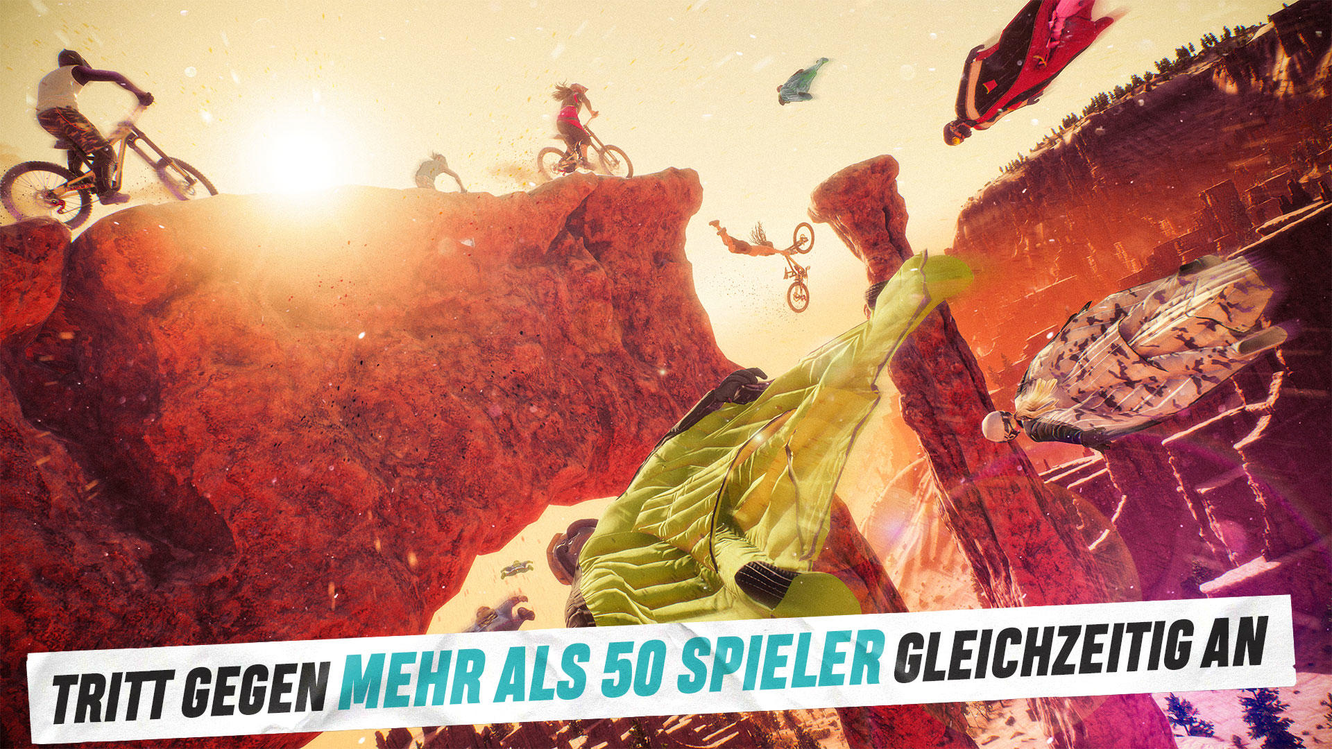 Mountainbiker, Wingsuit-Flieger in einer dynamischen, orangefarbenen Landschaft. Actiongeladene Szene mit Text unten: 'TRITT GEGEN MEHR ALS 50 SPIELER GLEICHZEITIG AN'.