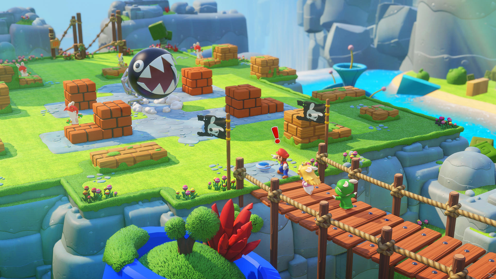 Eine farbenfrohe Spielszene mit Mario-Charakteren. Es gibt Ziegelplattformen, einen Kettenhund, Piratenflaggen und eine Holzbrücke.