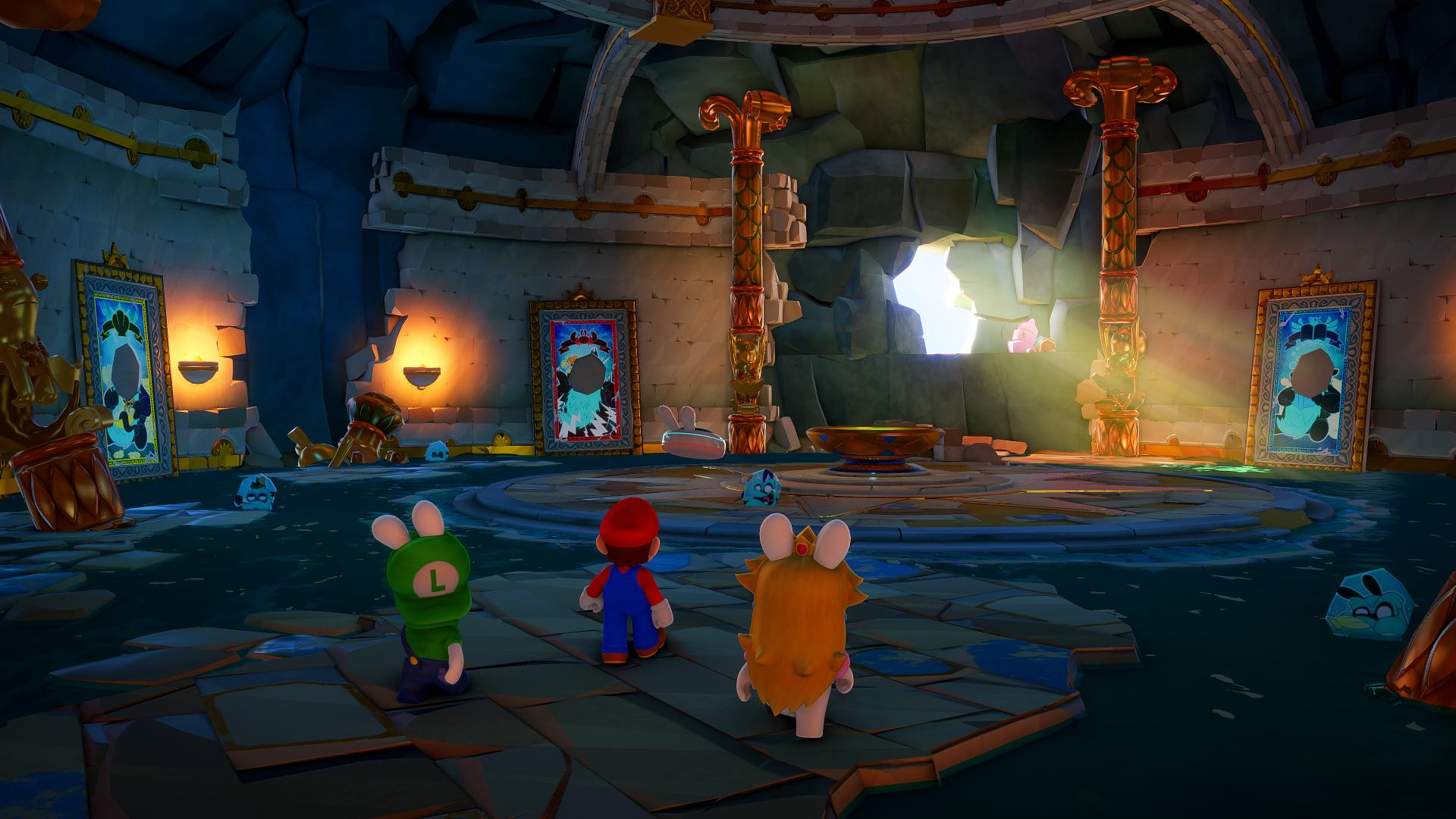 Mario, Luigi und Peach Rabbid in einem tempelartigen Raum. Gemälde und Säulen schmücken den Raum. Helles Licht scheint im Hintergrund.