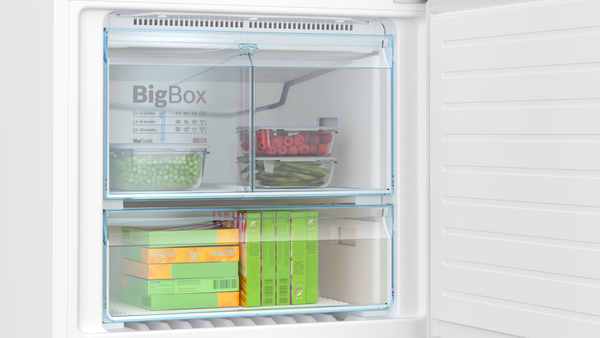 Bir dondurucunun içinde, BigBox etiketi görülebilir. Bezelye, ahududu, yeşil fasulye ve dondurulmuş yiyecek kutuları içerir.