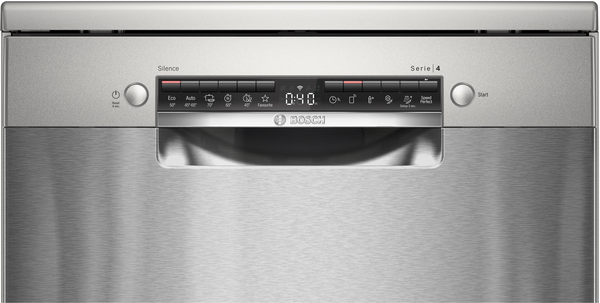 Paslanmaz çelik Bosch Serie 4 bulaşık makinesi önü. Düğmeler, 0:40 gösteren bir ekran ve Bosch logosu var.