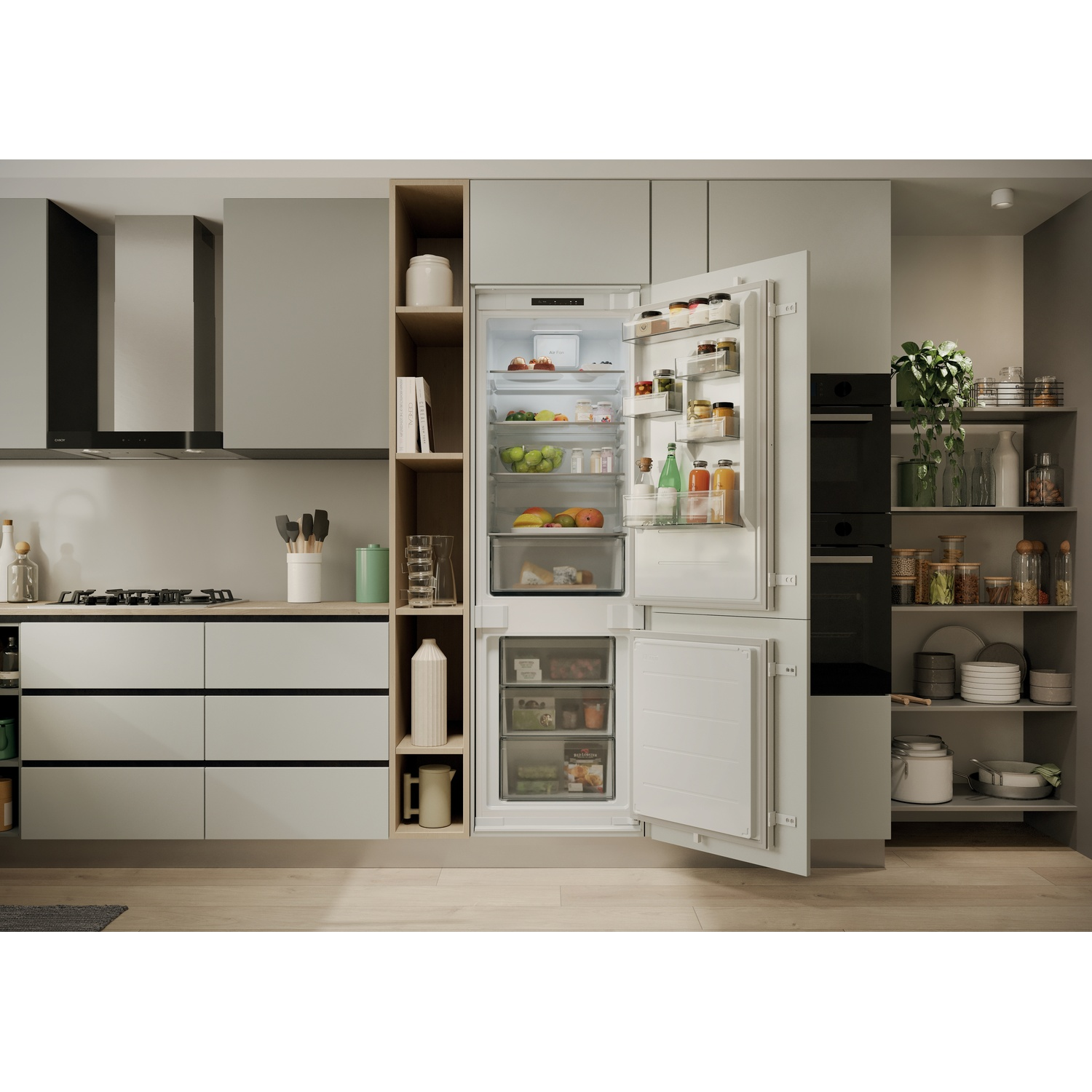 Una cucina moderna con un frigorifero aperto. Frutta, verdura e vari alimenti sono visibili. Armadi e scaffali circondano.