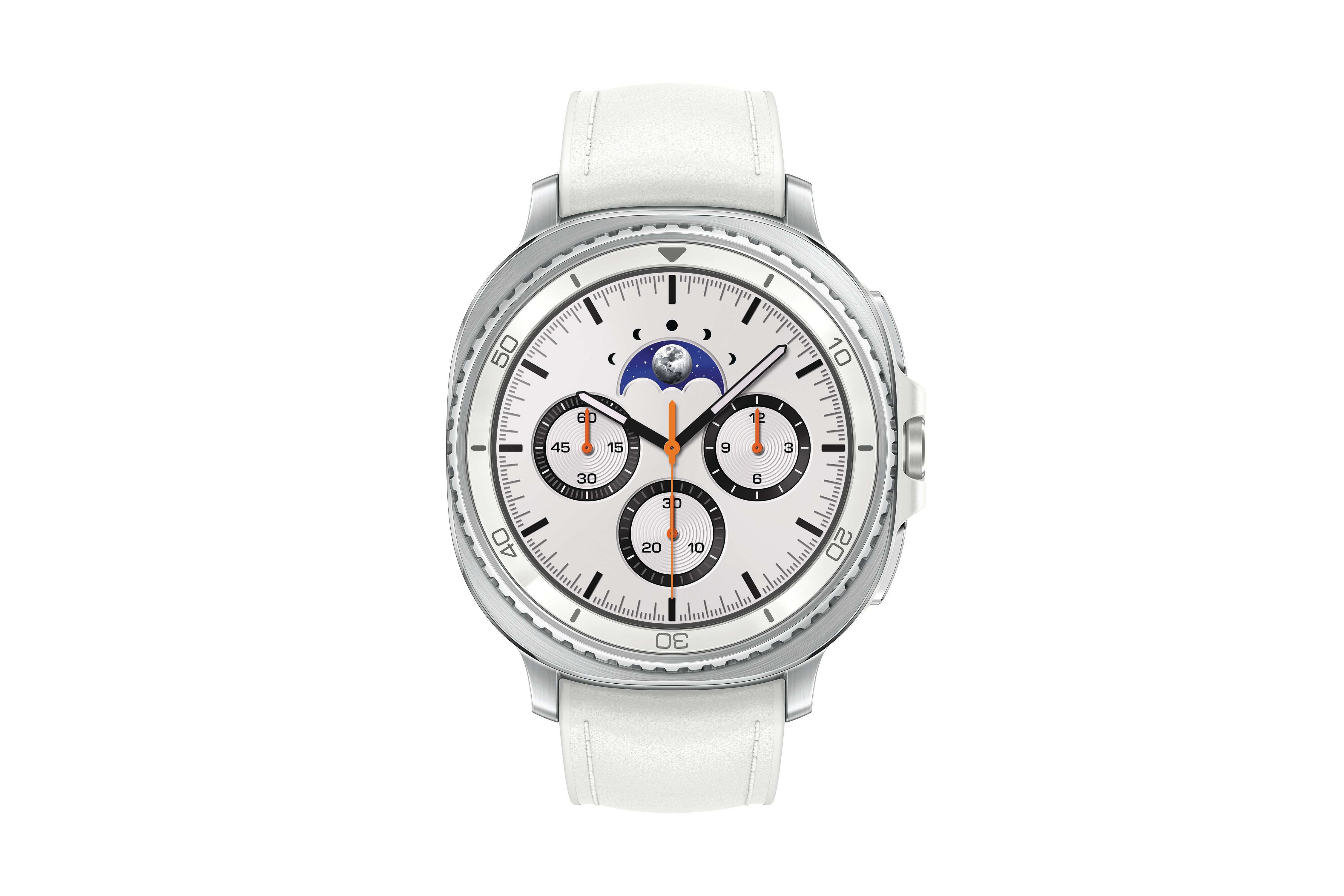 Eine weiße Armbanduhr mit silberner Lünette und weißem Lederarmband. Das Zifferblatt hat eine Mondphase und orangefarbene Zeiger.