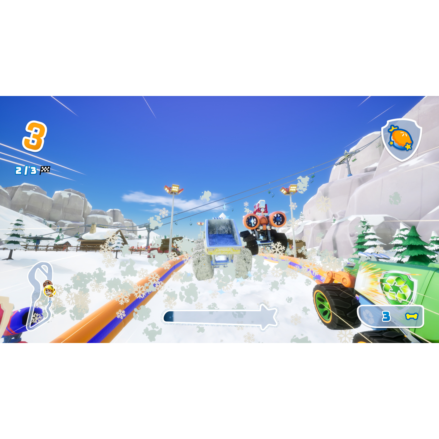 Une scène de course hivernale. Trois monster trucks colorés courent sur une piste enneigée. Le ciel est bleu et les montagnes blanches.
