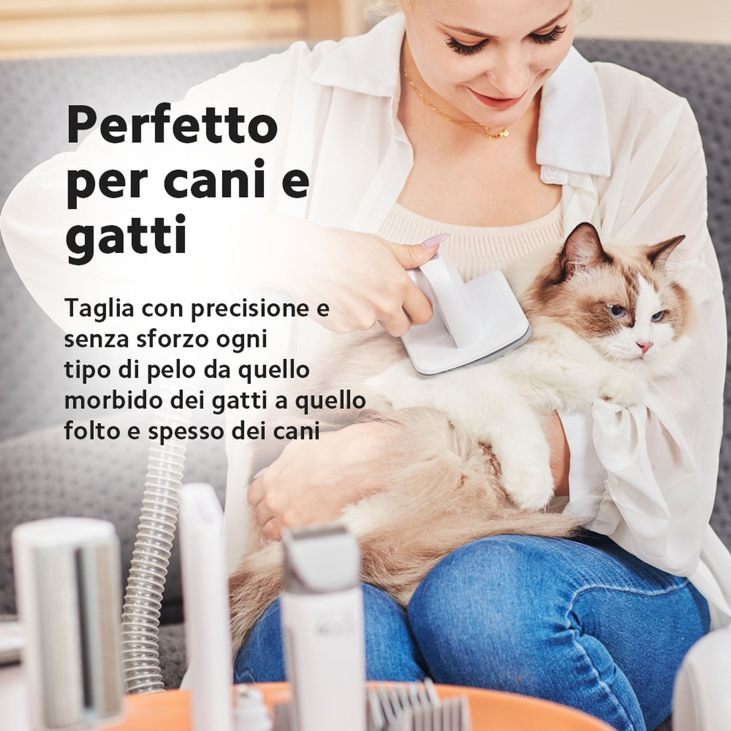 Una donna toeletta un gatto Ragdoll con una spazzola bianca. Il gatto è seduto sulle sue ginocchia. Il testo dice 'Perfetto per cani e gatti'.