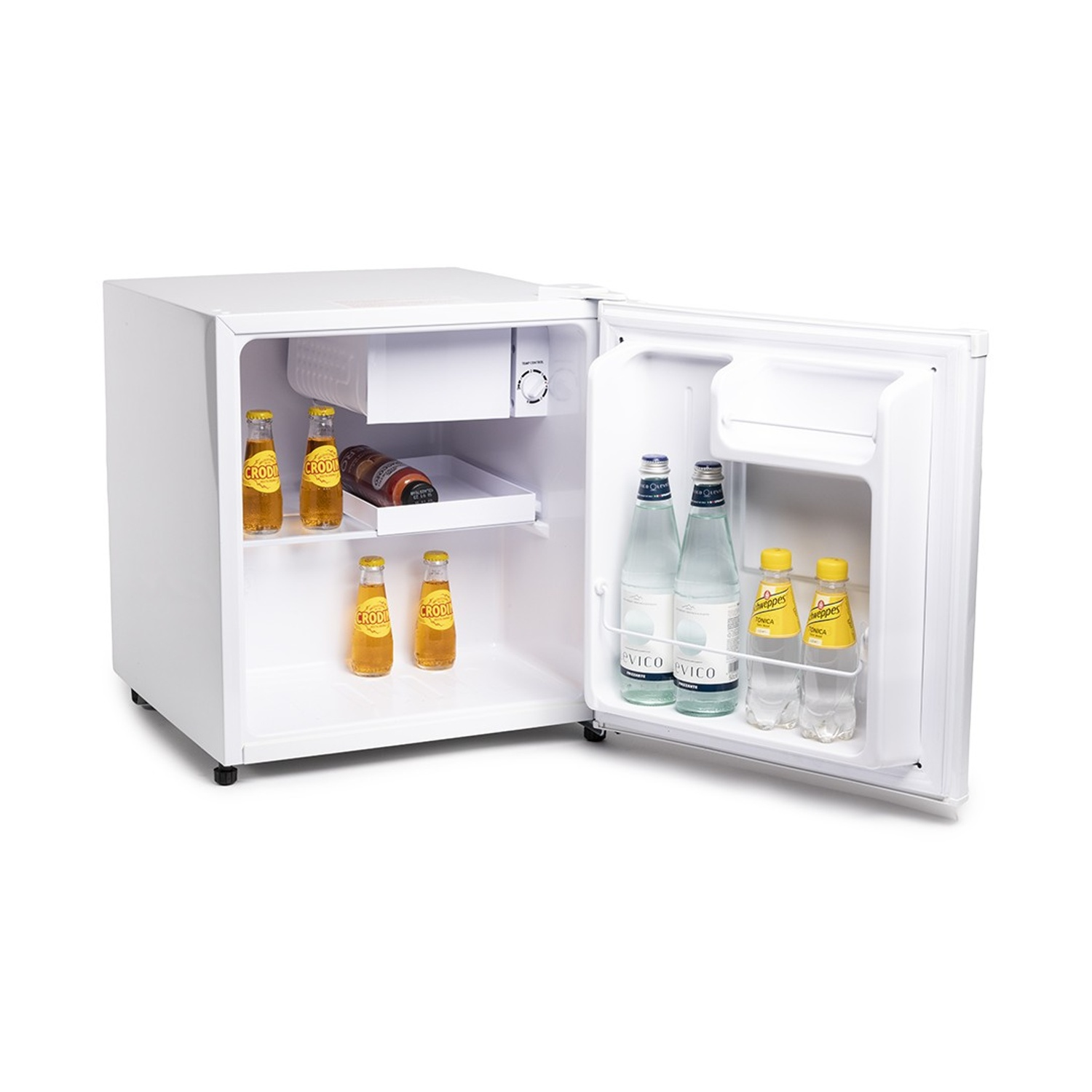 Un piccolo frigorifero bianco con la porta aperta. All'interno bottiglie di bevande, tra cui Crodo e Schweppes. Il frigo poggia su una superficie bianca.
