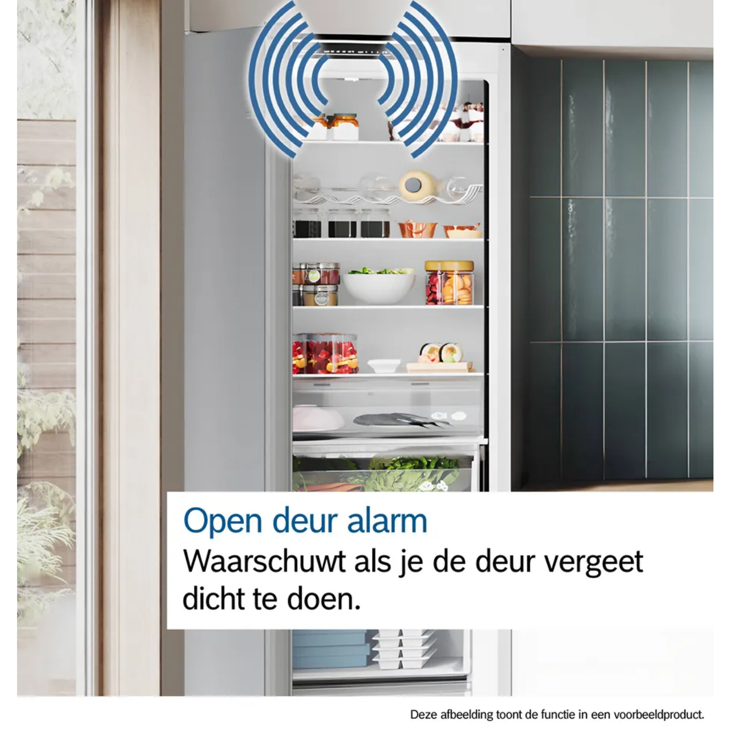 An open refrigerator with food inside is displayed. Blue signal waves emit from it. Text reads, "Open door alarm. Waarschuwt als je de deur vergeet dicht te doen."