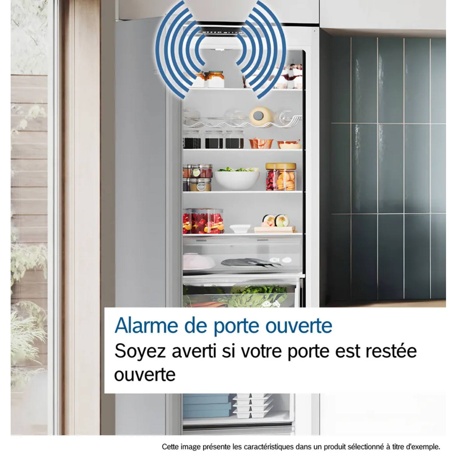 Réfrigérateur ouvert avec de la nourriture à l'intérieur. Ondes de signal bleues au-dessus. Texte: 'Alarme de porte ouverte'.