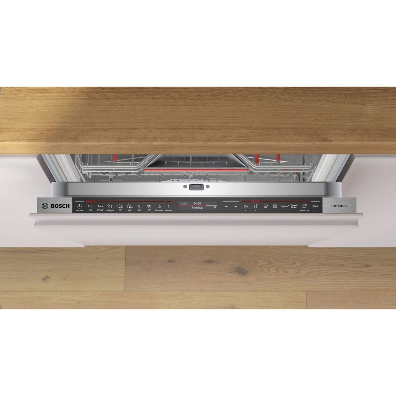 Een Bosch vaatwasser staat open en toont de binnenrekken. Het bedieningspaneel toont instellingen en een timer. Houten kast omringt het.