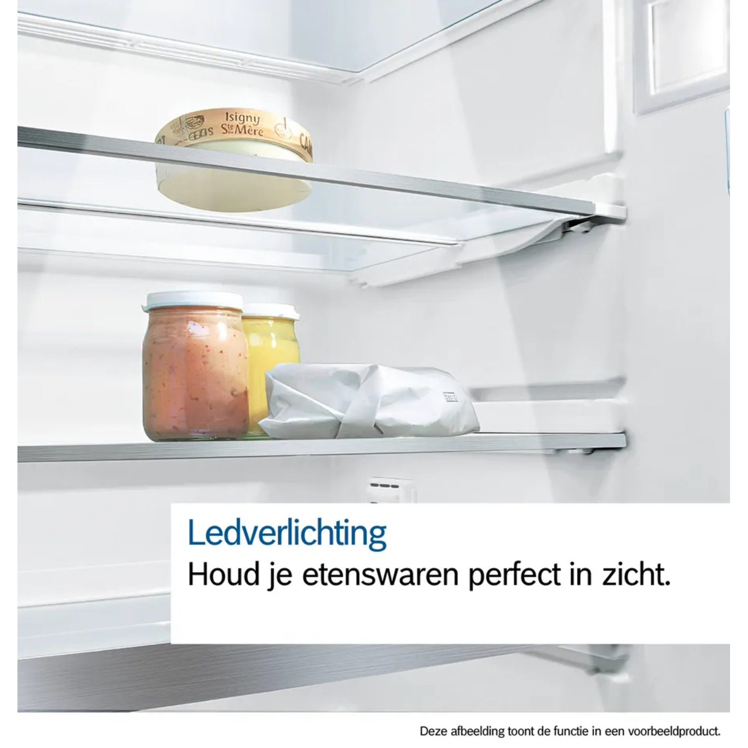 In een koelkast: kaas, potten met eten en een verpakt product op planken. Tekst: 'Ledverlichting', 'Houd je etenswaren'.